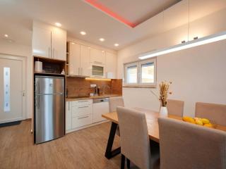 Exclusive Okrug Gornji Apartment with Shared Pool - Two bedroom Apartment with Shared Pool - Trogir - 2