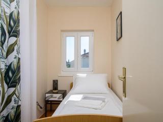 Modern Apartment Near Trogir Beach with Sea View Terrace and Lounge Area - Two Bedroom Apartment - Trogir - 4