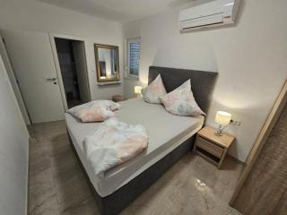 Spacious Villa With Outdoor Swimming Pool in Trogir - Three Bedroom Apartment - Trogir - 5