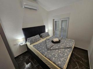 Spacious Villa With Outdoor Swimming Pool in Trogir - Three Bedroom Apartment - Trogir - 9