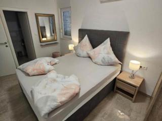 Spacious Villa With Outdoor Swimming Pool in Trogir - Three Bedroom Apartment - Trogir - 4