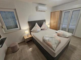 Spacious Villa With Outdoor Swimming Pool in Trogir - Three Bedroom Apartment - Trogir - 6