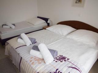 Spacious and Tranquil Apartments with Shared Pool - Two Bedroom Apartment with Shared Pool - Hvar - 2