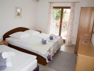 Spacious and Tranquil Apartments with Shared Pool - Two Bedroom Apartment with Shared Pool - Hvar - 4