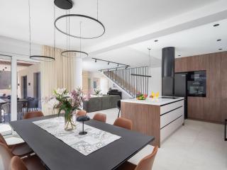 Villa Prima Lux - Four Bedroom Villa with Pool - 1