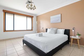 Serene and Spacious King Room in Liverpool - Quiet Yet Central - Shared Bathroom - Liverpool - 0