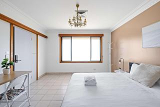 Serene and Spacious King Room in Liverpool - Quiet Yet Central - Shared Bathroom - Liverpool - 6