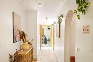 Serene and Spacious King Room in Liverpool - Quiet Yet Central - Shared Bathroom - Liverpool - 4