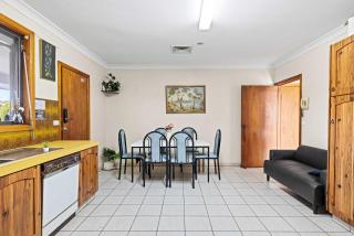 Serene and Spacious King Room in Liverpool - Quiet Yet Central - Shared Bathroom - Liverpool - 1