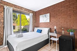 Quiet Crescent Stay in Liverpool - Comfortable Double Room - Shared Bathroom - 8