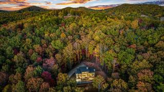 Honeysuckle Chalet - Luxe Mountain Chalet - Hot Tub, Wi-Fi, Pool Table, Party Deck, Fire Pit - 15 mins to Blue Ridge! - Morganton - 9