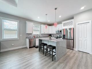 Rebuilt Tampa Home - Chefs Kitchen - Sleeps 12 - 0