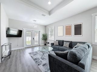 Rebuilt Tampa Home - Chefs Kitchen - Sleeps 12 - 9