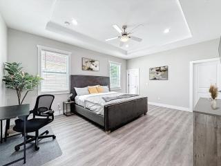 Rebuilt Tampa Home - Chefs Kitchen - Sleeps 12 - 7