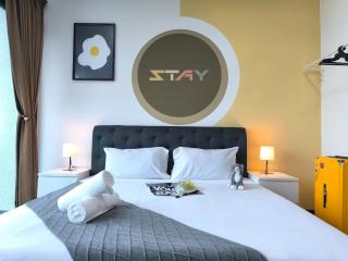 Almas Couple Stylish City View Netflix BySTAY - - 0