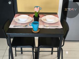 Almas Couple Stylish City View Netflix BySTAY - 2