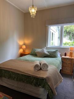 Double bedroom in stylish house with free parking - 1