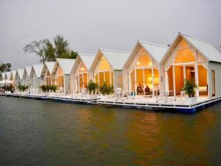 M & R 2 float house - - 0