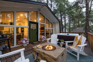 Cozy Mountain Mushroom Cabin - 9