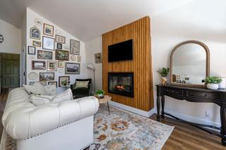 Cozy Mountain Mushroom Cabin - 2