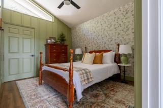 Cozy Mountain Mushroom Cabin - 8