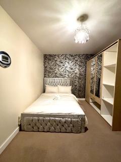 Luxury 1-Bedroom Apartment in Central Grays with Parking & Excellent Transport Links - Stifford - 4