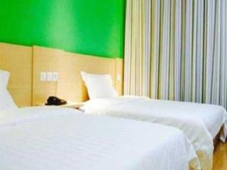 7 Days Inn Huanggang Luotian Hedong Street Dabieshan Food Plaza - 2