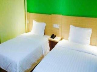 7 Days Inn Huanggang Luotian Hedong Street Dabieshan Food Plaza - 1