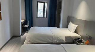 7 Days Inn Guiyang Qianlingshan Park Beijing Road Metro Station - Guiyang - 2