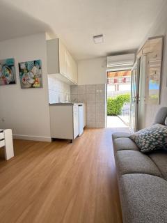 Zo-Mi Apartments - 5