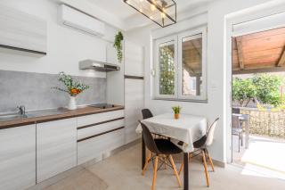 Trbović Apartments Peaceful stay with Free Parking, Pet-Friendly, and Bike Storage in Umag - Umag - 4