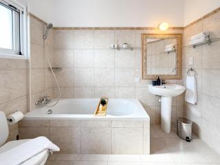 Sunny Villa with Hot Tub, Garden and 2 Bedrooms, 5 Minutes to the Beach - 4