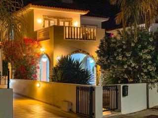 Sunny Villa with Hot Tub, Garden and 2 Bedrooms, 5 Minutes to the Beach - Pyla - 0