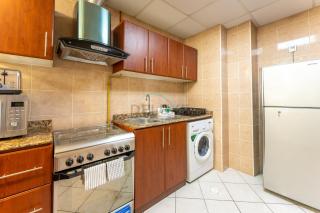 Walk to Metro, Tram & Beach, Stylish 1BR in Marina Pinnacle, Dubai Marina by Deluxe Holiday Homes - 4