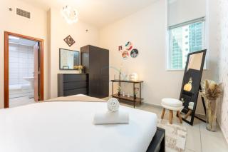 Walk to Metro, Tram & Beach, Stylish 1BR in Marina Pinnacle, Dubai Marina by Deluxe Holiday Homes - 2