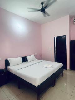 Mahadev Hotel !! Near Chandigarh Int'l Airport ! - - 7