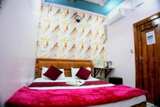 Near Shri Mahakaleshwar Jyotirlinga Temple HOTEL GANARAJ # SHARNAM - Providing Spacious Rooms With Free Wi-Fi - Free Parking Available - Best Hotel In Ujjain - Ujjain - 5