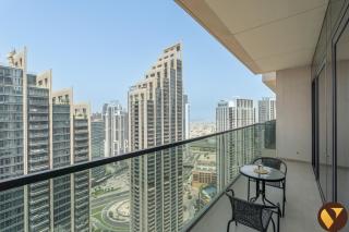 Vogue Vacation Homes, Downtown Act One near Burj Khalifa and Dubai Mall, Two Bedroom Apartment with Balcony and City Skyline View, Access to All Amenities - 8