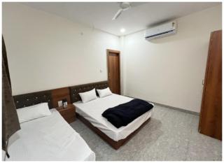 Near Shri Mahakaleshwar Jyotirlinga Temple HOTEL G-A-R-I-M-A ! UJJAIN - Providing Air Conditioned Rooms With Free Wi-fi Facility And Free Parking Available - Ujjain - 0
