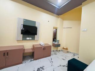 Jijamata AC Deluxe Lodge - - 9