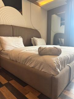 Gold Crest Mall, Premium one bedroom serviced Apartment - Lahore - 6