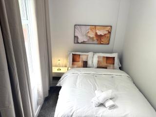 2 Bedroom House with Free Parking - 8
