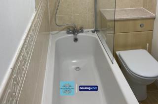 Modern 2-bedroom flat At Escape & Estates Short Lets & Serviced Accommodation Oldbury with free parking - Oldbury - 1