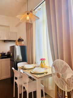 Budget Friendly Staycation walking distance to Venice Mall with Netflix and Wifi - Manila - 9