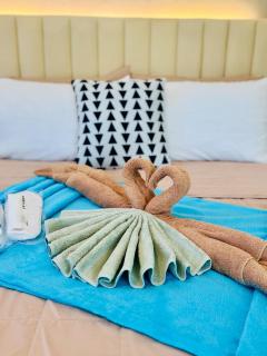 Budget Friendly Staycation walking distance to Venice Mall with Netflix and Wifi - Manila - 7