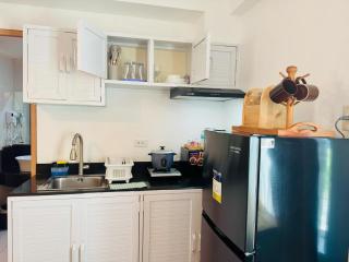 Budget Friendly Staycation walking distance to Venice Mall with Netflix and Wifi - Manila - 4