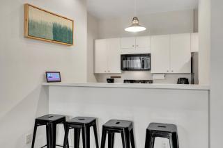 Modern 1BR condo w exposed brick & king bed - 4