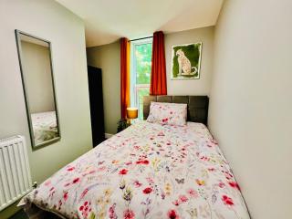 Quirky and spacious 5 Bedroom and 3 bathroom house Sleeps 7 with free Parking in Basildon - Laindon - 9