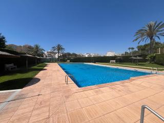 Bright 2-Bedroom Holiday Home with Pool Access in Torrevieja - Torrevieja - 0