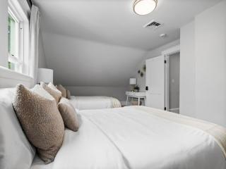 6BR3BATH Home with FREE Parking & Outdoor Furniture - Somerville - 3